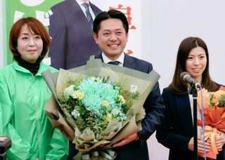 　岐阜市長選で花束を手にする柴橋正直氏（中央）＝１日夜、岐阜市