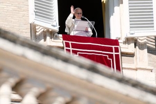 　バチカンのサンピエトロ広場での集会で話すローマ教皇レオ１４世＝１日（ＡＰ＝共同）