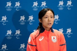 　イタリア・ミラノのマルペンサ空港に到着し取材に応じる高木美帆＝１日（共同）