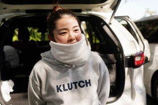 　最終ラウンドが中止となり、取材に応じる山下美夢有。通算５アンダーで５位＝レークノナ・クラブ（共同）