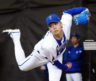 　ブルペンで投球練習するＤｅＮＡ・入江＝宜野湾