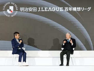 　Ｊリーグ「百年構想リーグ」開幕イベントで対談する野々村芳和チェアマン（左）と川淵三郎氏＝２日、ＭＵＦＧスタジアム