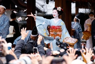 　八坂神社の節分祭で、１年の健康や幸福を願って豆をまく舞妓ら＝２日午後、京都市東山区