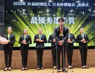 　日本体操協会の祝勝会であいさつする男子の橋本大輝（手前）と新体操代表メンバー＝２日、東京都内