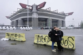 　ミラノ・コルティナ冬季五輪の開会式の会場となるジュゼッペ・メアッツァ競技場＝１月、イタリア・ミラノ