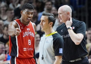 　２０２４年、バスケットボール男子強化試合のドイツ戦でホーバス監督（右）と話す八村＝ベルリン