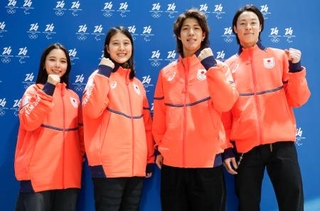 　イタリア・ミラノのマルペンサ空港に到着したノルディックスキー・ジャンプの日本勢。左から高梨沙羅、丸山希、二階堂蓮、小林陵侑＝２日（共同）