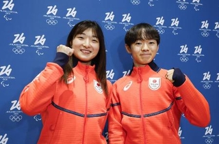 　イタリア・ミラノのマルペンサ空港に到着した坂本花織（左）と鍵山優真＝１月２９日