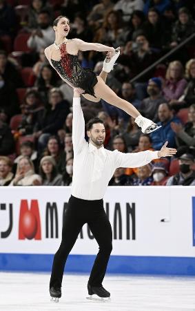 　２０２４年世界フィギュアのペアで優勝したディアナ・ステラートデュデク（上）、マキシム・デシャン組＝モントリオール