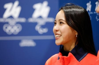 　イタリア・ミラノのマルペンサ空港に到着し取材に応じる高梨沙羅＝２日（共同）