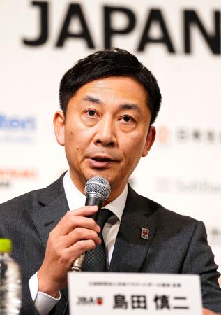 　記者会見する日本バスケットボール協会の島田慎二会長＝３日、東京都内