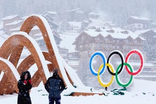 　ミラノ・コルティナ冬季五輪のスノーボード競技などが行われるリビーニョ・スノーパーク近くに設置された五輪マーク＝３日、イタリア・リビーニョ（共同）