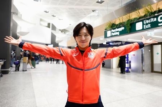 　イタリア・ミラノのマルペンサ空港に到着しポーズをとる、フィギュアスケートの三浦佳生＝３日（共同）