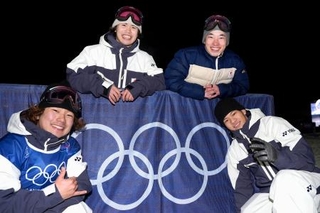 　調整を終え、写真に納まるスノーボード男子ビッグエアの（右上から時計回りに）木村葵来、木俣椋真、長谷川帝勝、荻原大翔＝リビーニョ（共同）