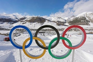 　ミラノ・コルティナ冬季五輪のスノーボード会場に設置された五輪マーク＝３日、リビーニョ（共同）