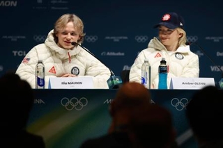 　記者会見するフィギュアスケート米国代表のイリア・マリニン（左）とアンバー・グレン＝４日、イタリア・ミラノ（共同）