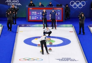 　ミラノ・コルティナ冬季五輪の開会式に先立って競技がスタートしたカーリング混合ダブルス＝４日、イタリア・コルティナダンペッツォ（共同）