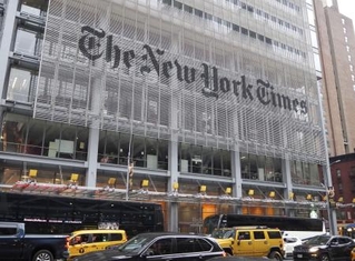 　米ニューヨーク中心部にあるニューヨーク・タイムズの本社（共同）