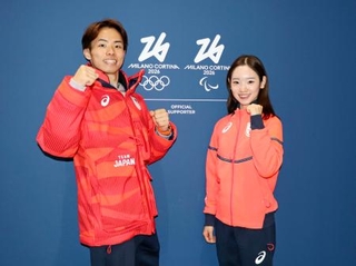 　イタリア・ミラノのマルペンサ空港に到着したフィギュアスケートペアの長岡柚奈（右）、森口澄士組＝４日（共同）