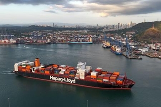 　パナマ運河の港を航行する貨物船＝２０２５年３月、パナマ市（ＡＰ＝共同）