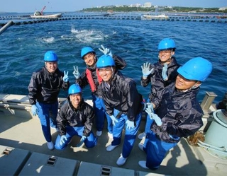 　マグロ養殖場での餌やり体験で、記念写真に納まるＤｅＮＡドラフト１位の小田（左端）ら新人選手＝５日、沖縄県本部町（代表撮影）