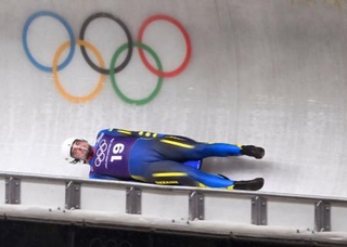 　リュージュ男子１人乗りの公式練習で滑走するウクライナのアントン・ドゥカチ＝＝コルティナダンペッツォ（共同）