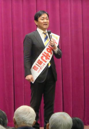 　支援者を前に演説する国民民主党の玉木代表＝５日午後、香川県坂出市