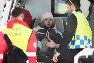 　公式練習中に転倒し、救急車に運ばれたフリースタイルスキー女子スロープスタイルの近藤心音（中央）＝リビーニョ（共同）