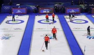 　ミラノ・コルティナ冬季五輪のカーリングが行われるイタリア・コルティナダンペッツォの会場で練習する各国選手たち＝４日