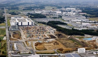 　ＴＳＭＣ熊本第２工場の建設地。左奥は第１工場＝２０２５年１０月、熊本県菊陽町