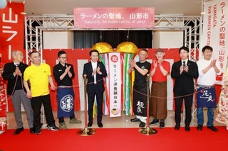 　ラーメン支出額が４年連続で１位となり、喜ぶ関係者ら＝６日午前、山形市役所