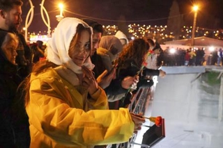 　６日、トルコ・アンタキヤ中心部で、献花する女性ら（共同）