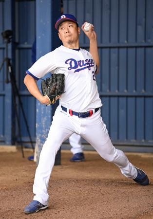 　ブルペンで投球練習する中日・大野＝北谷