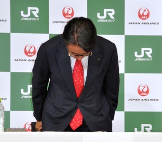 　記者会見で謝罪するＪＲ東日本の喜勢陽一社長＝６日午後、東京都港区