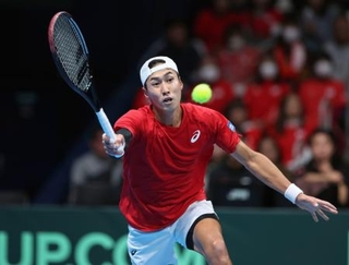 　日本-オーストリア　シングルス第１試合でプレーする綿貫陽介＝有明コロシアム