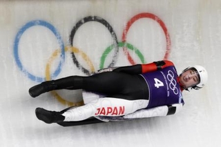 　男子リュージュ１人乗りの公式練習で滑走する小林誠也＝コルティナダンペッツォ（共同）