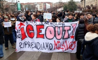 　６日、イタリア・ミラノの広場で、米移民・税関捜査局（ＩＣＥ）捜査官の五輪派遣に抗議する学生ら（共同）