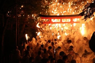 　和歌山県新宮市の神倉神社で行われた伝統の火祭り「お灯まつり」＝６日夜
