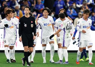 　長崎-広島　前半、先制ゴールを決め、ガッツポーズで喜ぶ広島・中野（中央）＝ピースタ