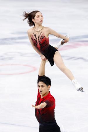 　団体ペア・ＳＰ　演技する三浦璃来（上）、木原龍一組＝ミラノ（共同）