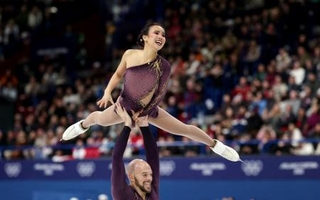 　フィギュア団体のペアＳＰで演技する米国のエリー・カム（上）とダニー・オシェイ＝６日、ミラノ（ロイター＝共同）