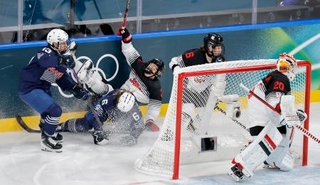 　日本-フランス　第１ピリオド、激しく競り合う志賀葵（左から３人目）＝ミラノ（共同）