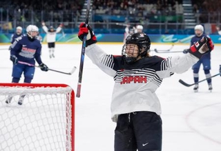 　日本-フランス　第３ピリオド、ゴールを決め笑顔の前田＝ミラノ（共同）