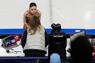 　音響トラブルについて審判と話し合うマデリン・シザス＝６日、ミラノ（ＡＰ＝共同）