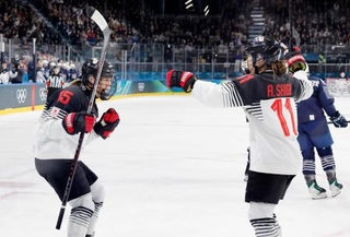 　日本-フランス　第２ピリオド、先制ゴールを決め喜ぶ浮田（左）＝ミラノ（共同）