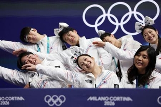 　フィギュア団体で初日７位につけた韓国の選手ら＝６日、ミラノ（ロイター＝共同）