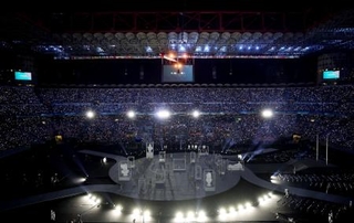 　ジュゼッペ・メアッツァ競技場で行われたミラノ・コルティナ冬季五輪開会式＝６日、ミラノ（ロイター＝共同）