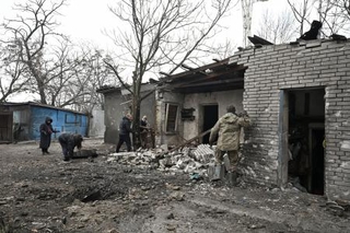 　６日、ウクライナ南部ザポリージャで、ロシア軍の攻撃後のがれきを片付けるボランティアら（ロイター＝共同）