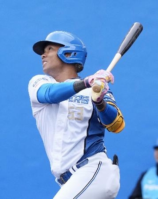 　紅白戦で２打席連続の本塁打を放つ日本ハム・水谷＝名護