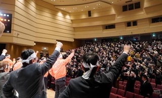 　北方領土問題の解決を求める住民大会で気勢を上げる参加者＝７日午後、北海道根室市